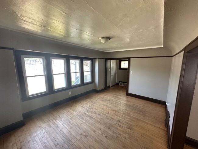 Building Photo - 3 Bedroom Single Family