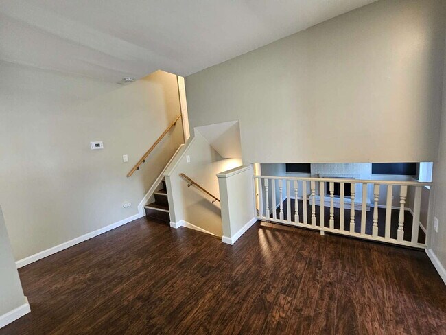 Foto del edificio - Clean 3-Bedroom Tri-Level, 1.5 Bath with Updated Kitchen, Great Room, Fireplace & Private Backyar...