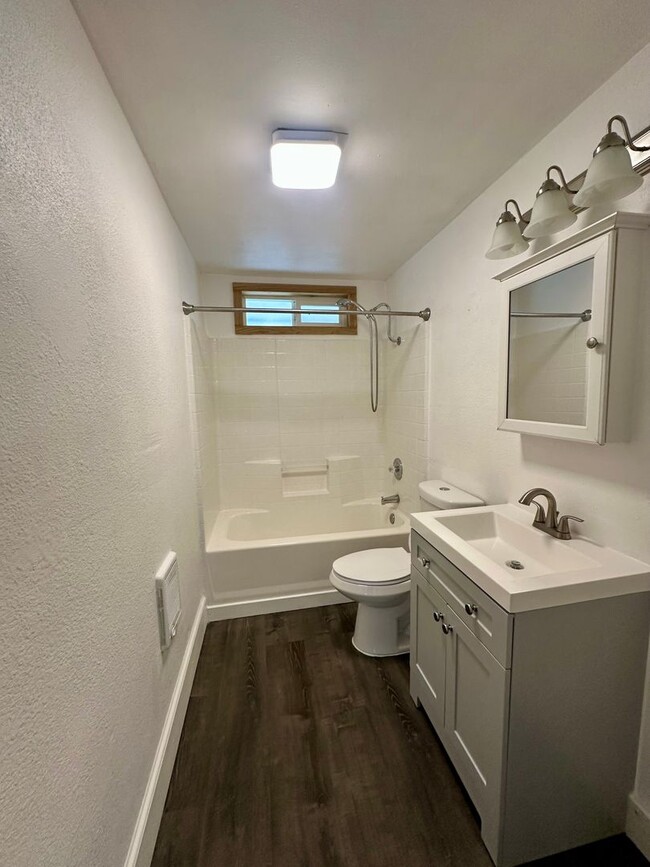 Foto del edificio - Charming 2 bedroom 1 bath home next to the bike trail Less than 3 miles from Sky Lakes and Oregon...