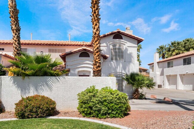 Building Photo - Move in now to this beautiful 2 story 3 bed 2.5 bath townhome near the Lakes area!