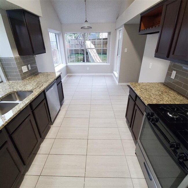 Building Photo - 8006 Yacht Club Dr