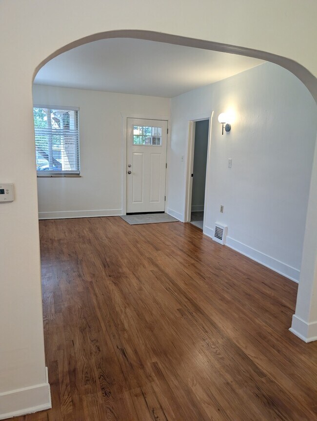 Building Photo - Newly renovated 3 bed/1bath in the heart of Denver