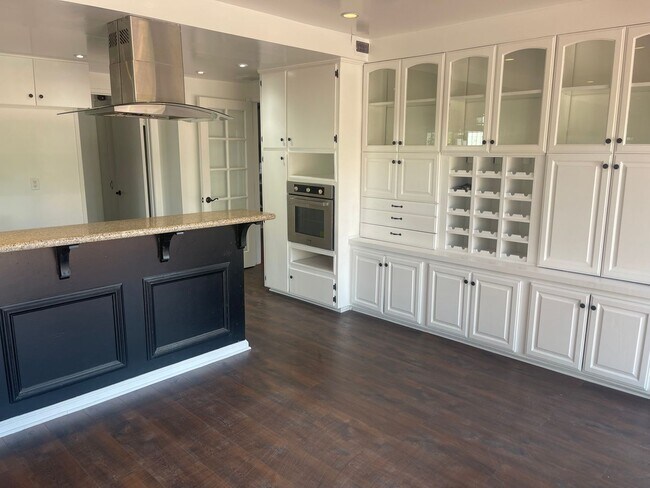 Building Photo - Stunning 3b/2b home with views of the golf course