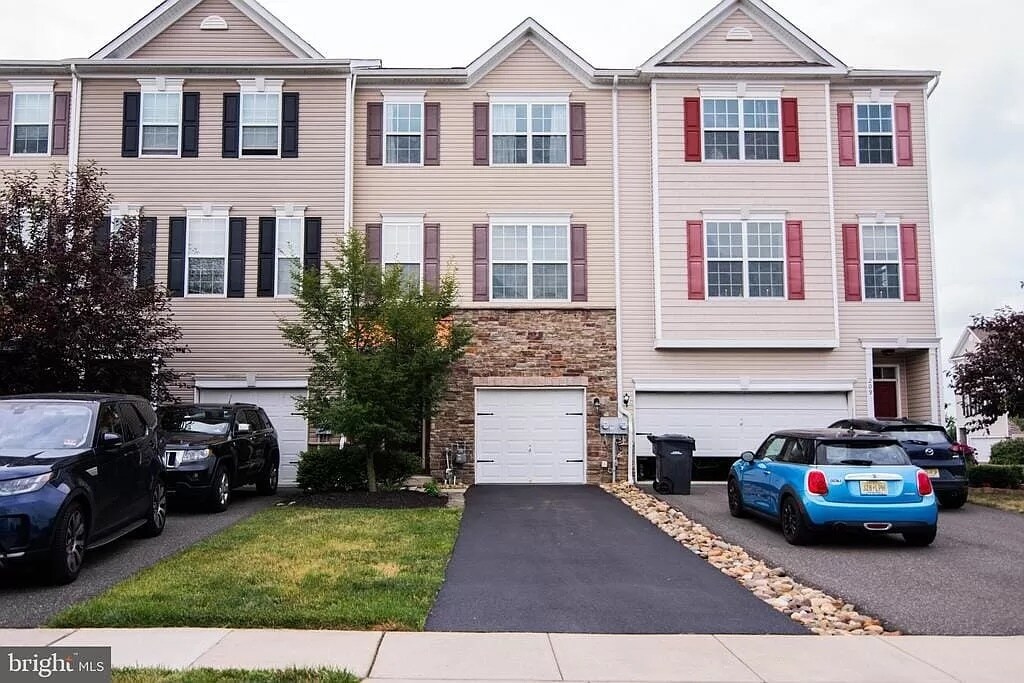 Primary Photo - 207 Kinsale Ln