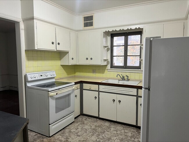 Building Photo - 60-62 Tayco St