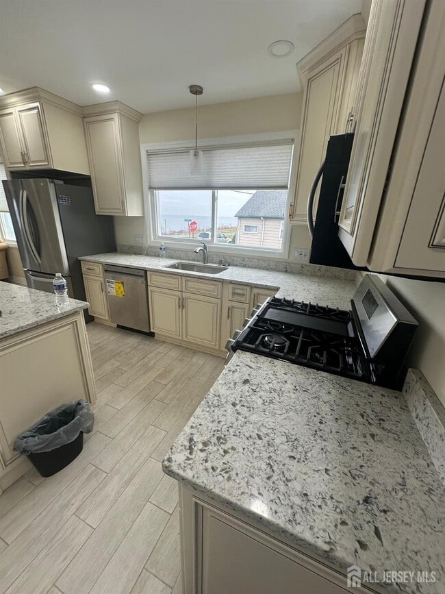 Building Photo - 111 Bayview Dr