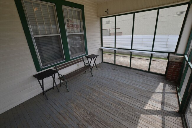 Building Photo - Vintage! Newly updated 3 bedroom, 2 bath h...