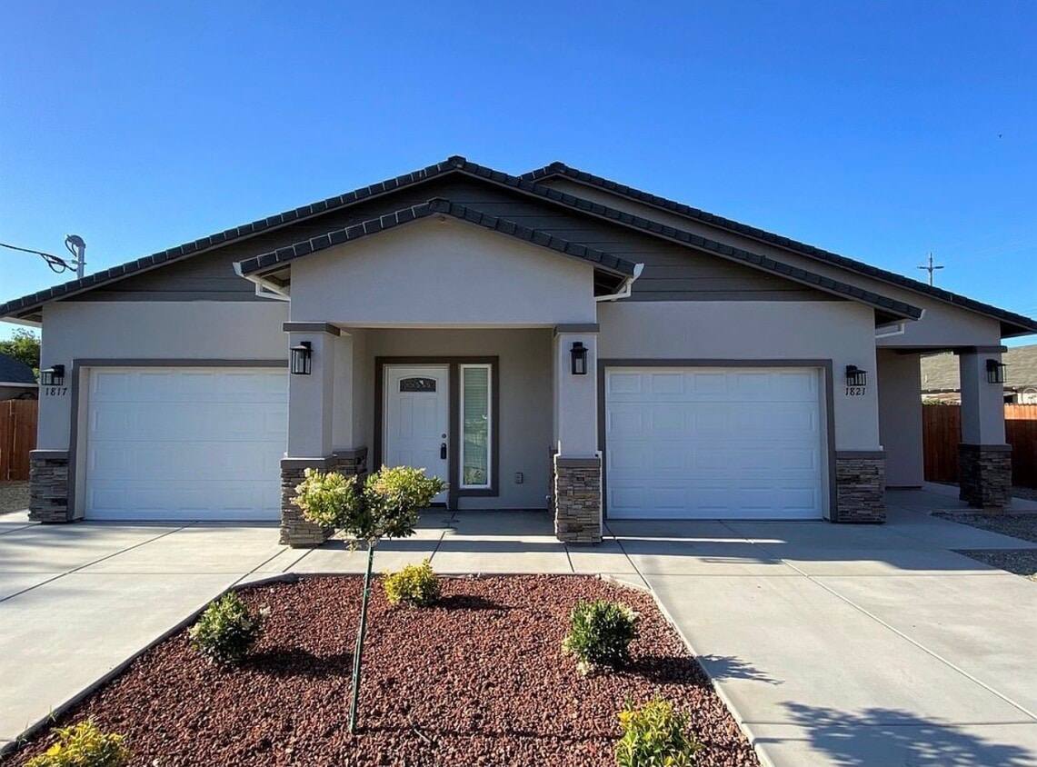 Front - 1817 Iris Ave
