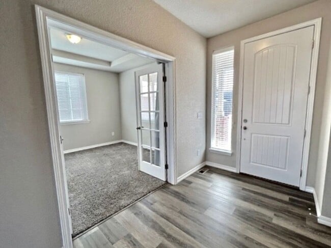 Building Photo - 5 Bedroom Home Close to Downtown Monument!!