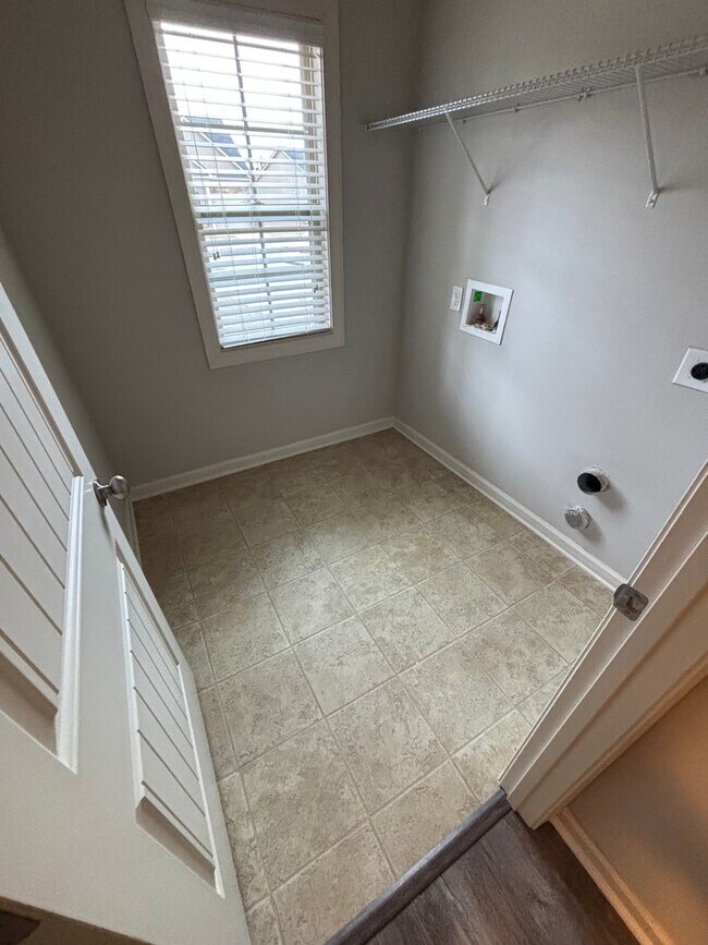 Building Photo - 916 Erika Ln