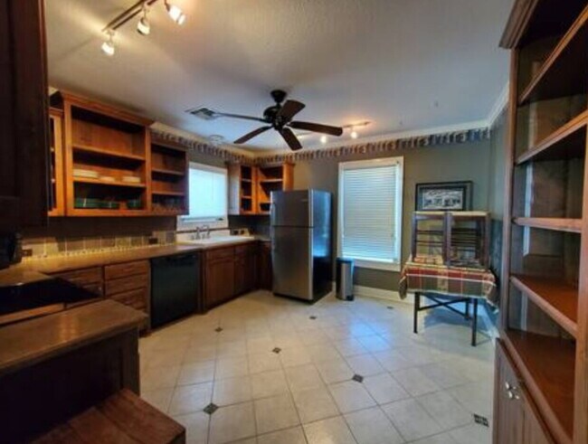 Foto del edificio - "Charming 2-Bedroom Home with Guest Suite ...