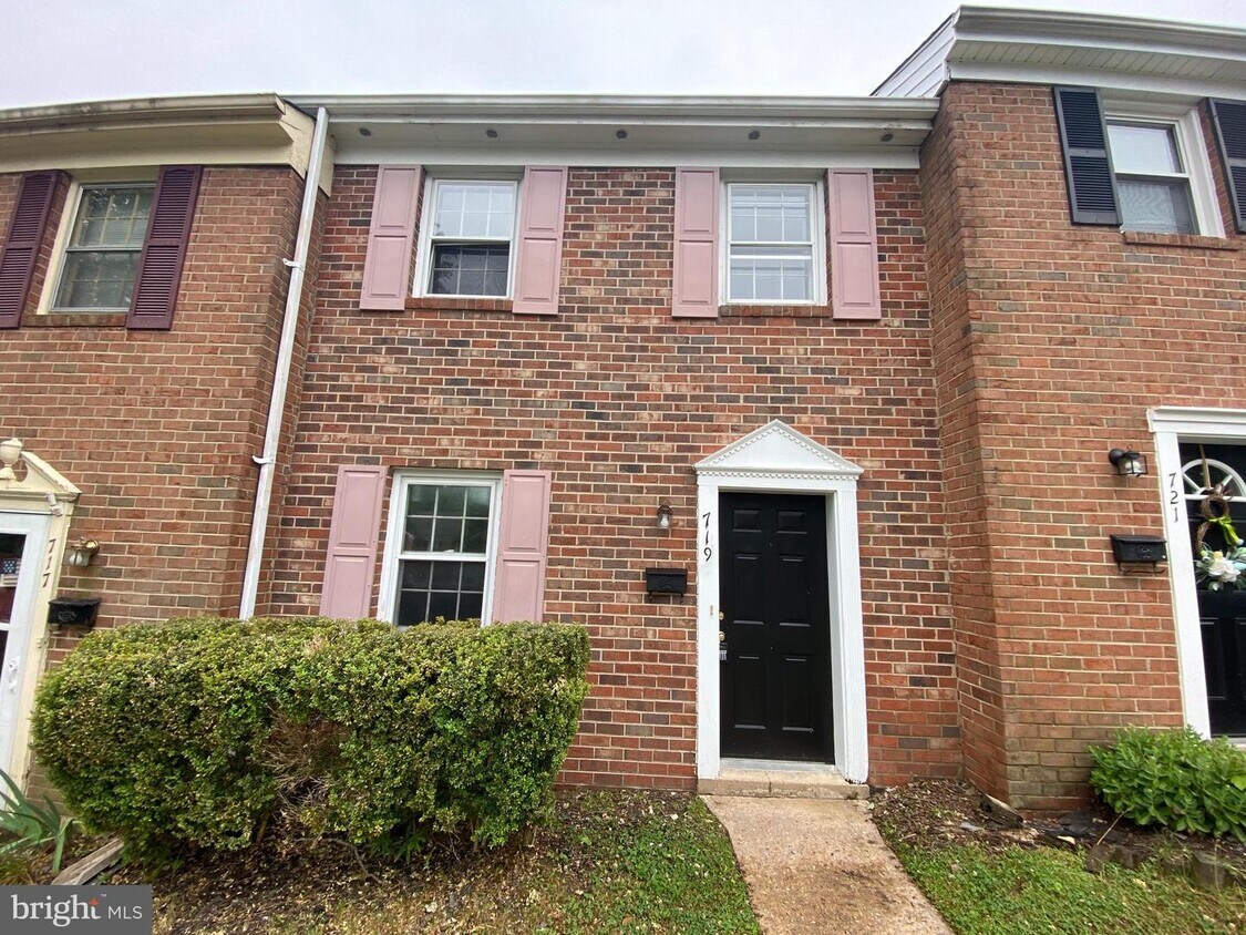Foto principal - 719 Olde Greenwich Cir