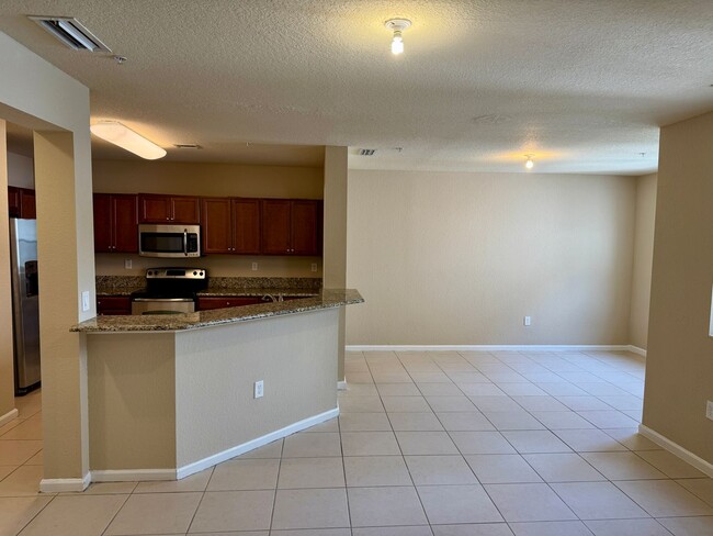 Building Photo - Spacious Two-Floor Apartment in Desirable ...