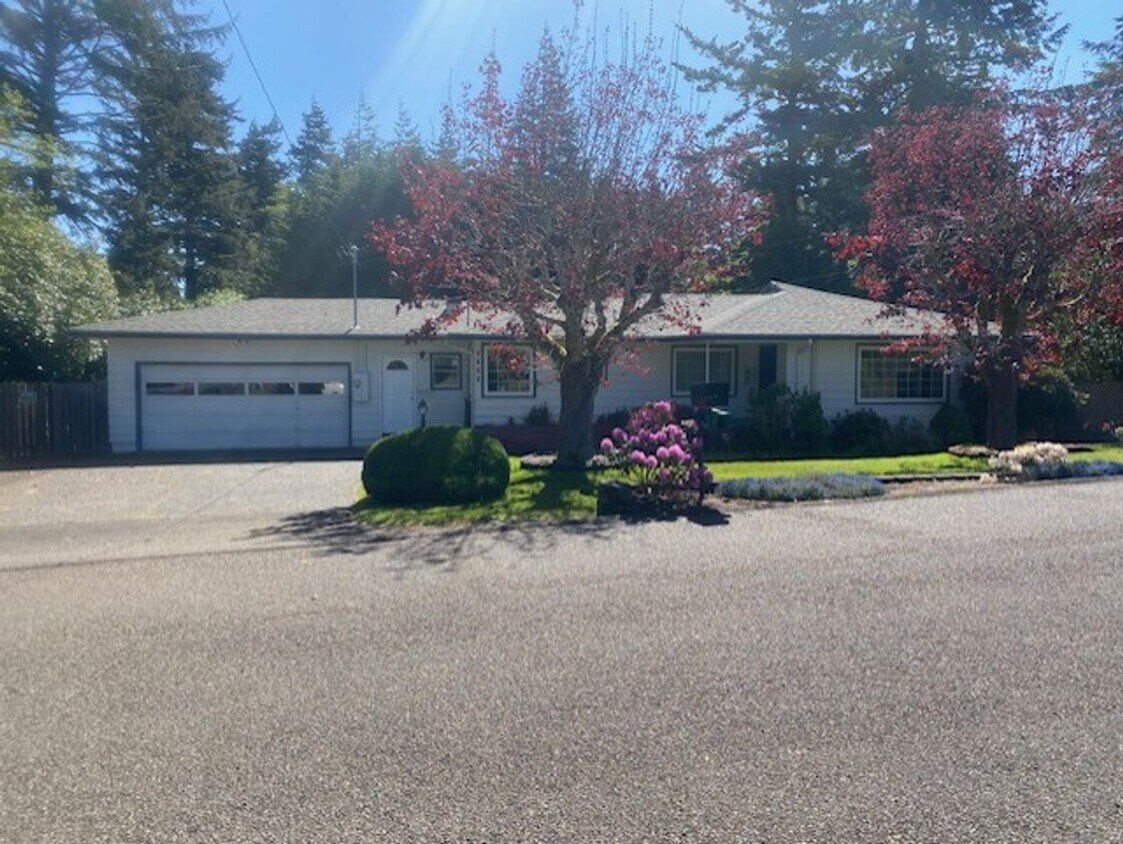 Primary Photo - Beautifully Landscaped 3 bdrm, 2 bath Hous...