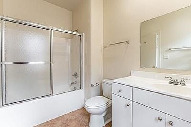 Foto del edificio - Spacious 3-Bedroom Apt on Cary St.