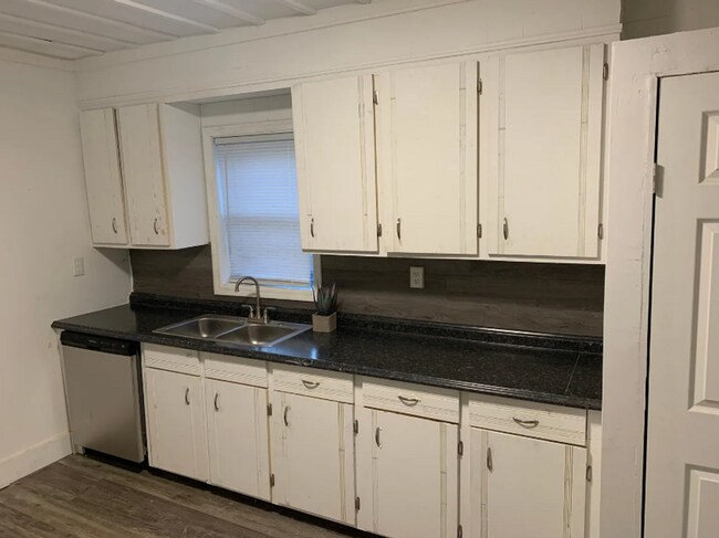Foto del edificio - Beautifully Redone 2 Bedroom House! Available for a 5/1 Move In!!! *Updated Photos to Come*