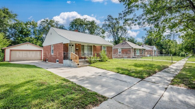 Building Photo - 2208 E Shadybrook Ln
