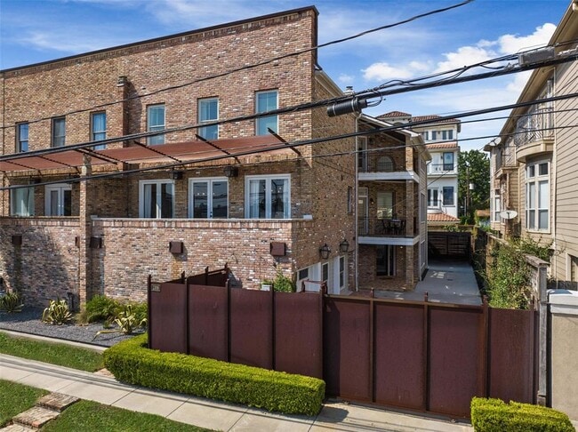 Building Photo - 1308 Dart St