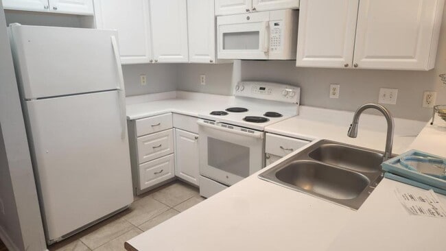 Building Photo - 476 River Oaks Dr