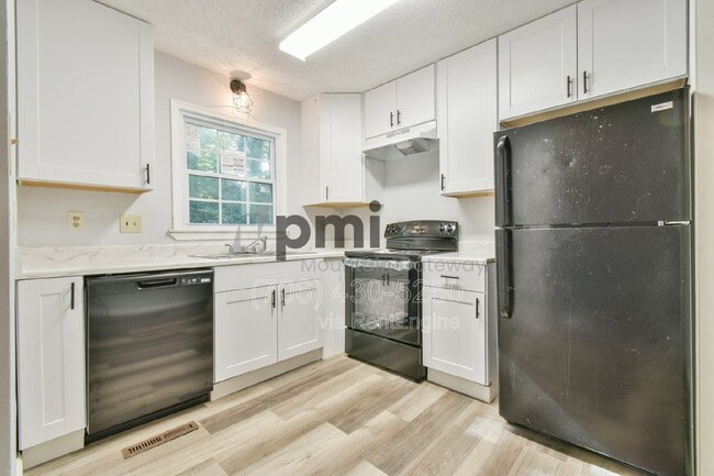 Building Photo - 42 Greenwood Cir