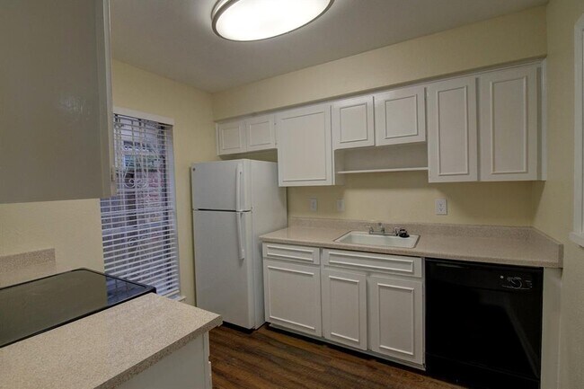 Building Photo - 1211 Miramar St