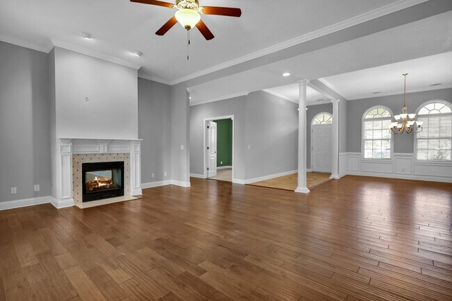 Building Photo - AVAILABLE LATE JULY 2025 (PET FRIENDLY)