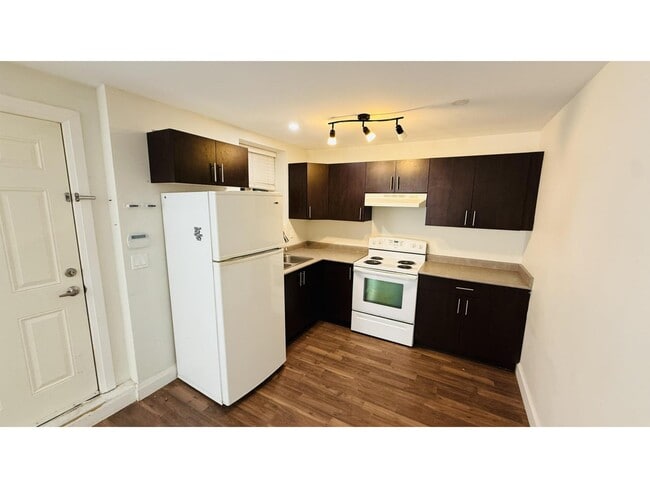 Building Photo - 7012-194B 194b St