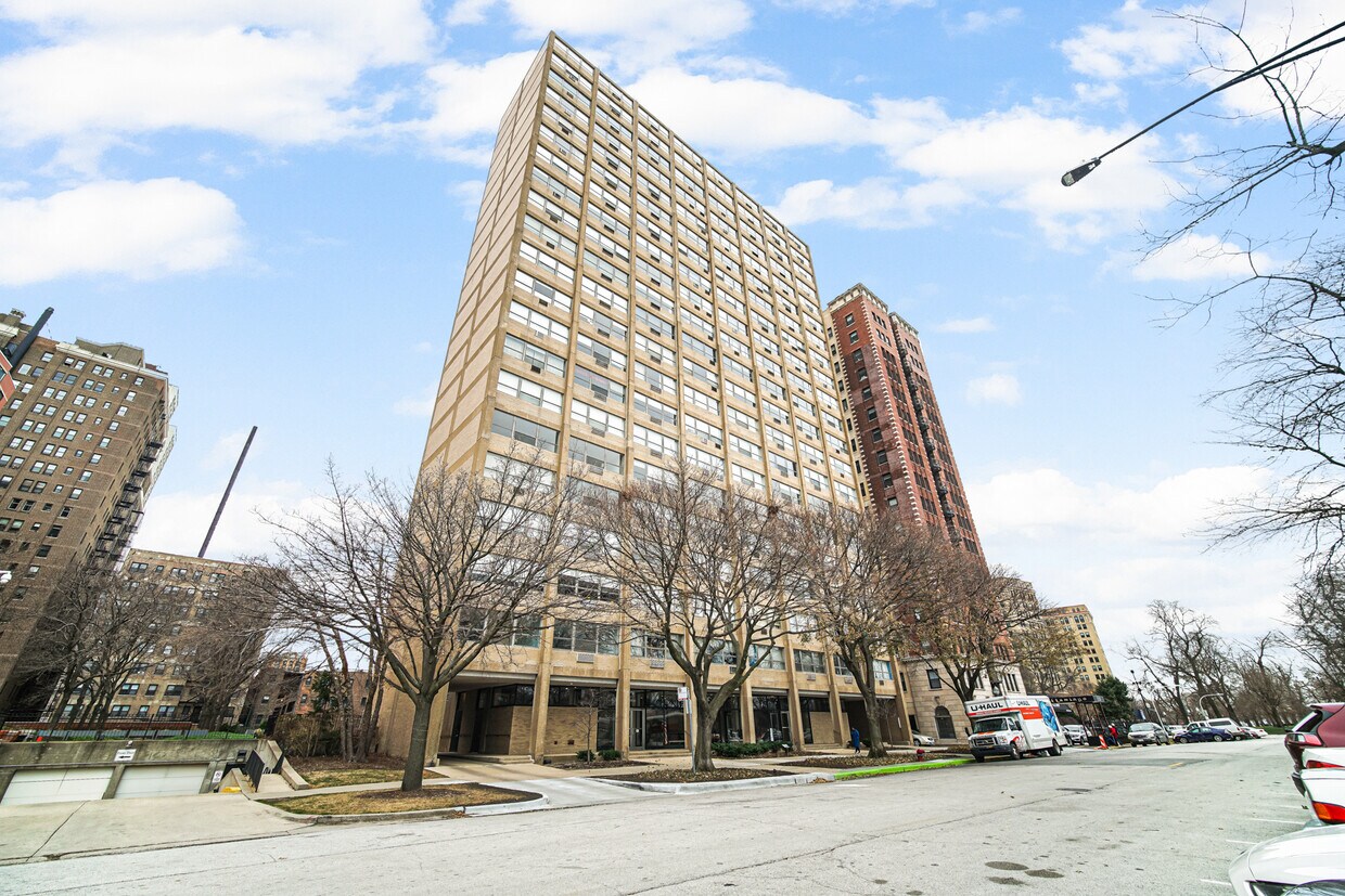 Primary Photo - 5530 S Shore Dr