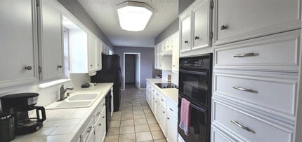 Building Photo - 2418 Helena Cir