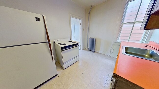 Building Photo - 2nd floor Apartment