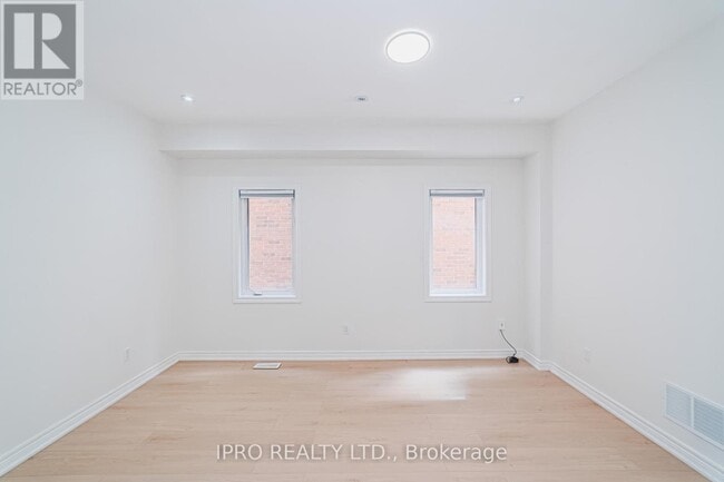 Building Photo - 14 Vanwood Crescent