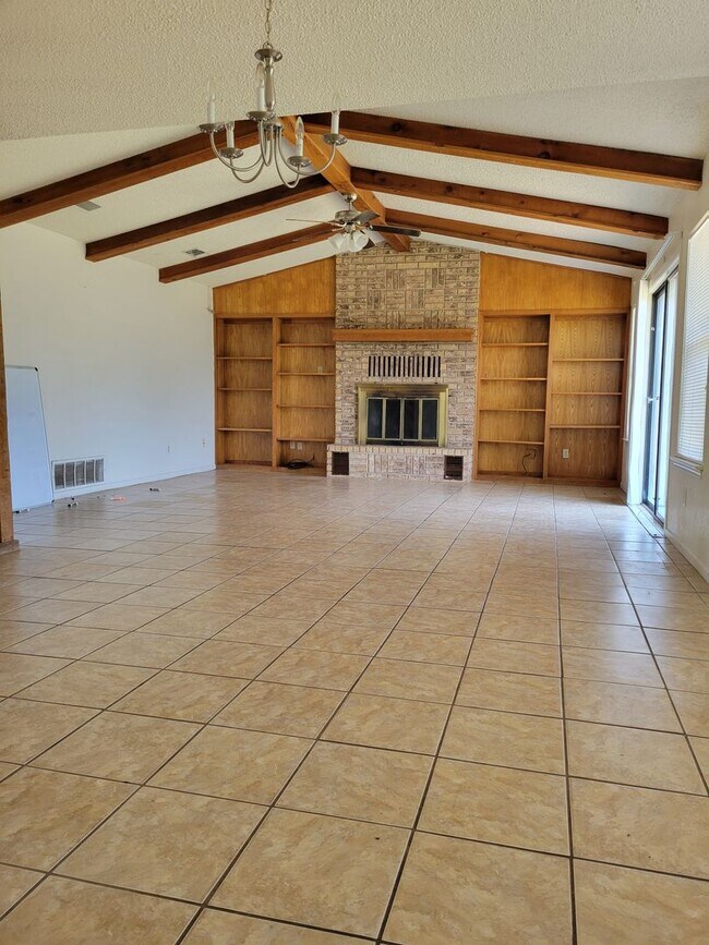 Building Photo - Spacious 3 Bedroom Available NOW!