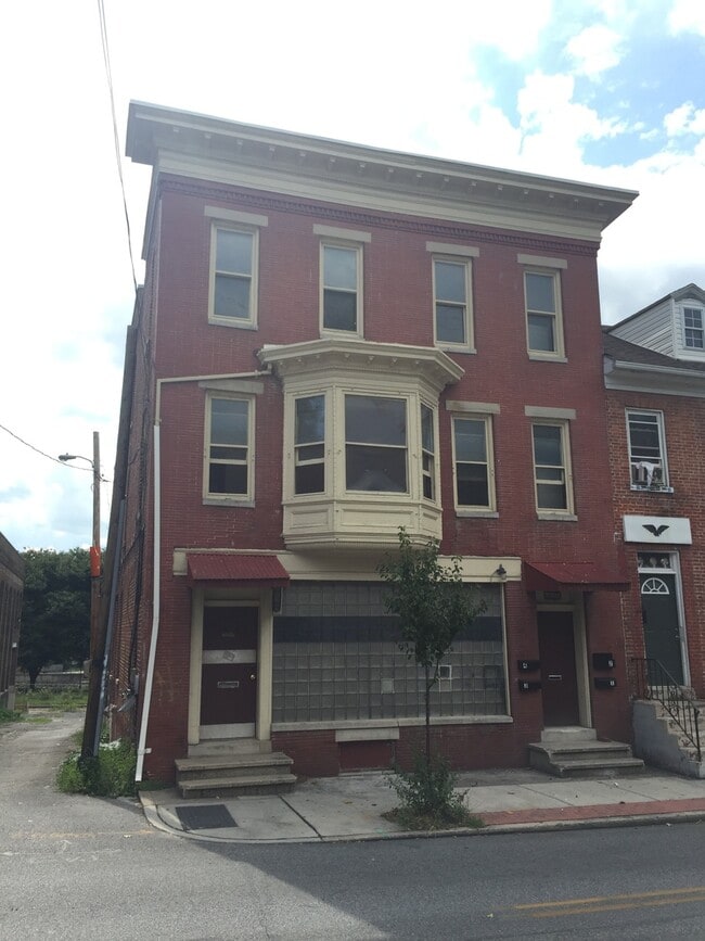 Building Photo - 122 S Pershing Ave
