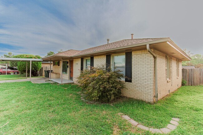 Foto del edificio - 3 Bed 1.5 Bath in Del City! Half off on th...