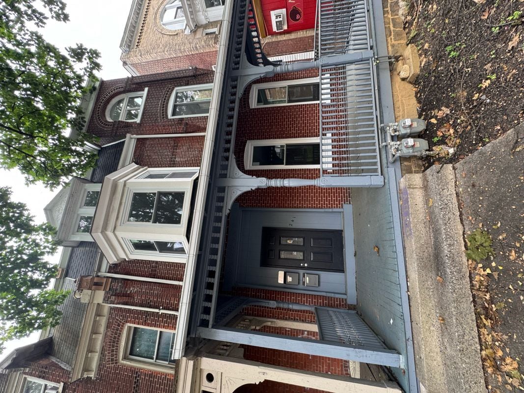 Primary Photo - 241 N 4th St