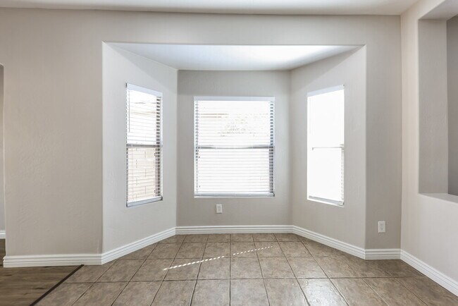 Foto del edificio - 13758 W Port Royale Ln