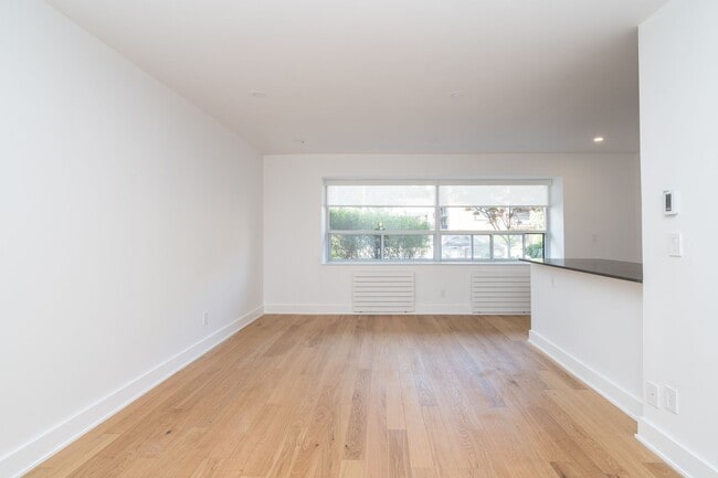 Building Photo - 365 Eglinton Ave E