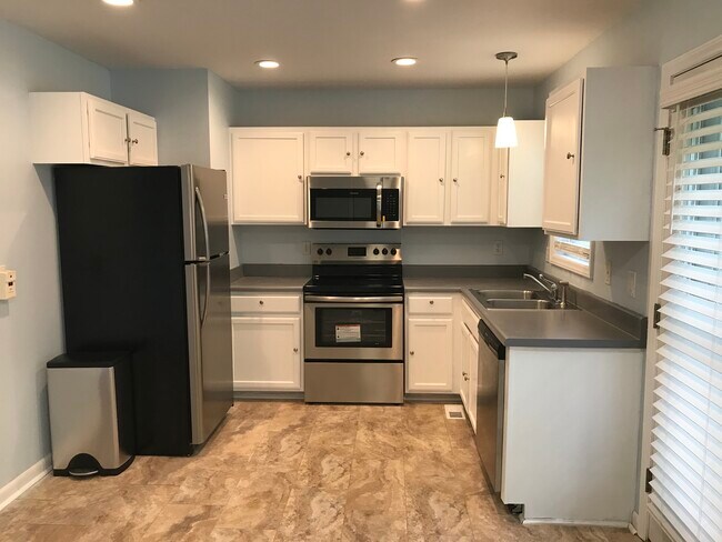 Kitchen - 2120 McKinnon Dr