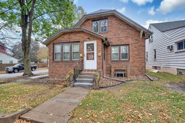 Front - 736 Orange Ave E
