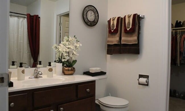 Building Photo - Luxury Townhome