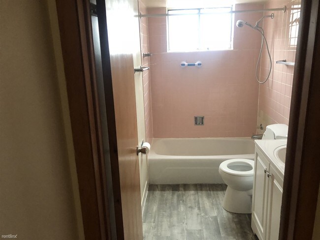 Foto del edificio - 2 br, 1 bath Apartment - 734 E 75th St Apt 3