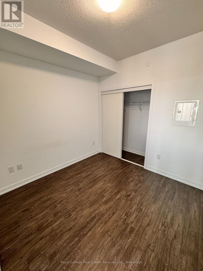 Building Photo - 450 Dundas St E