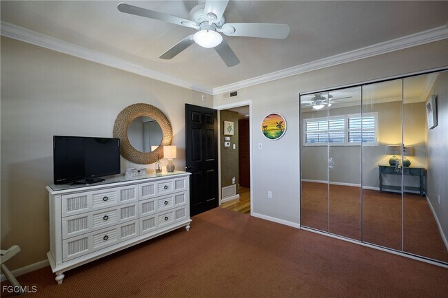 Foto del edificio - 2121 Collier Ave