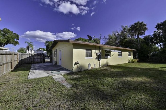 Foto del edificio - 222 Crescent Lake Dr