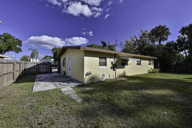 Building Photo - 222 Crescent Lake Dr