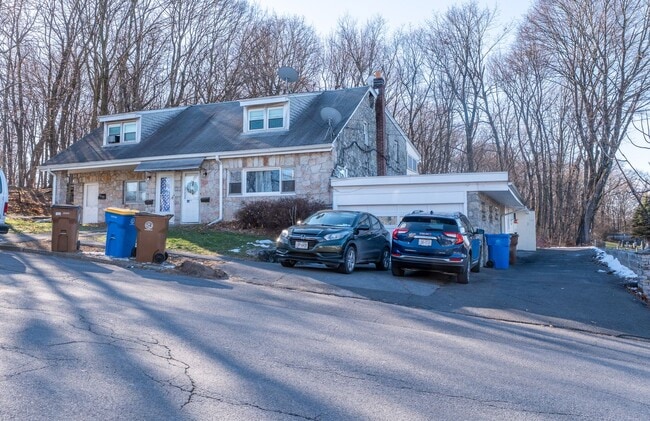 Building Photo - Spacious 1-Bedroom Apartment with Parking & Shared Yard - Midtown Kingston