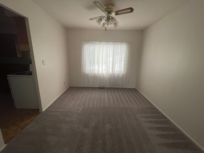 Foto del edificio - Large 3 Bedroom Home With A Basement