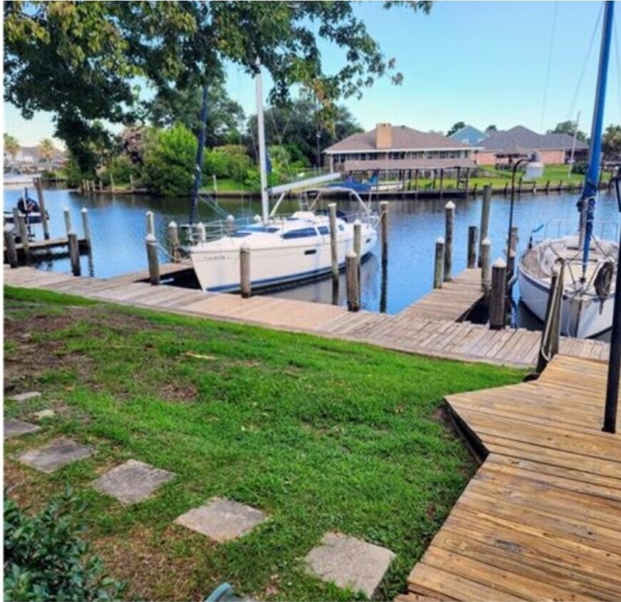 Building Photo - 732 Marina Dr