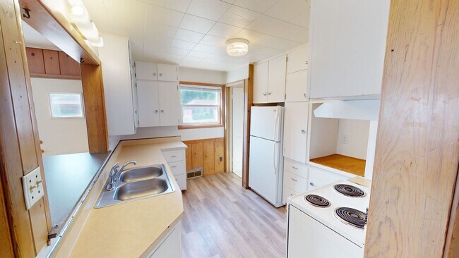 Foto del edificio - 4 Bedroom House Available August 1st, 2026