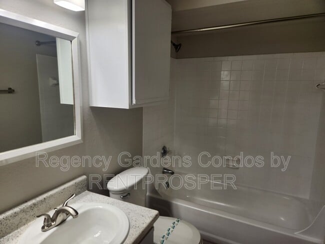 Foto del edificio - 5587 Devonbriar Way